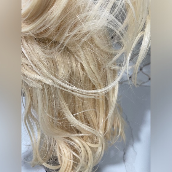 HAIR, 16” Straight with bangs, Bouffant/style, very blonde - Picture 5 of 8